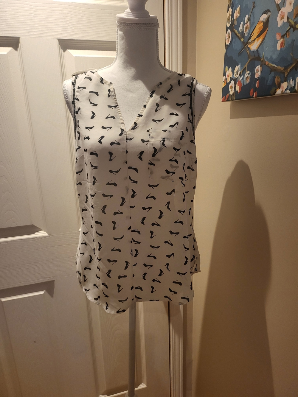 Dynamite - Sleeveless White V-Neck Printed Shell Top (62)